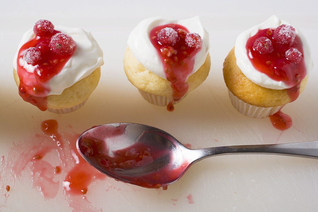 Muffins with cream and redcurrants