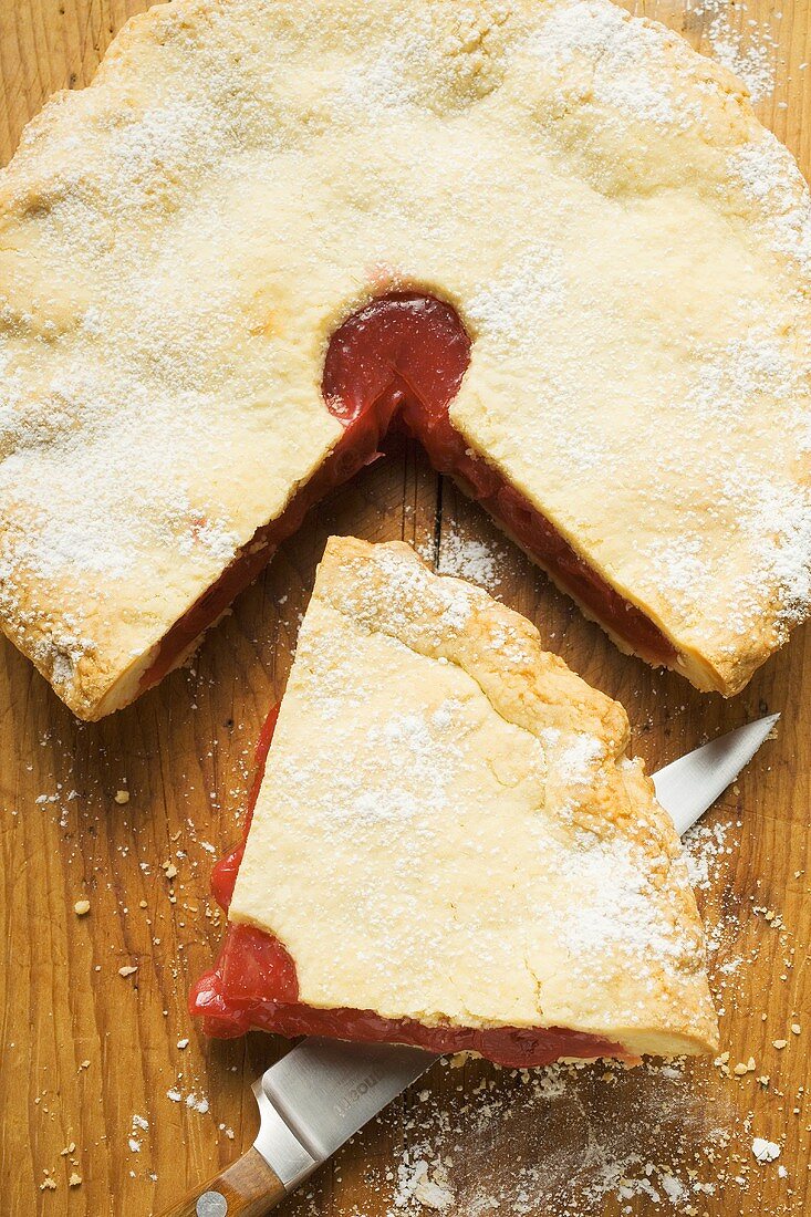 Cherry Pie, angeschnitten, mit Stück auf Messer