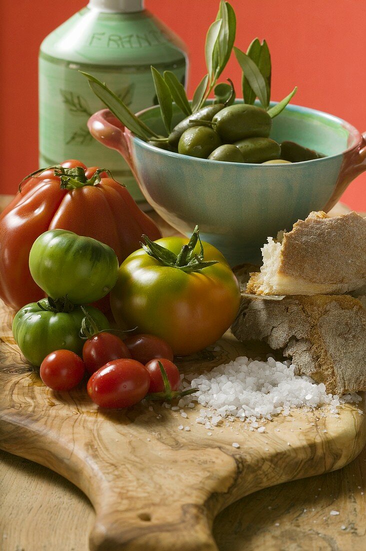 Frische Tomaten, Oliven, Brot, Salz und Olivenöl