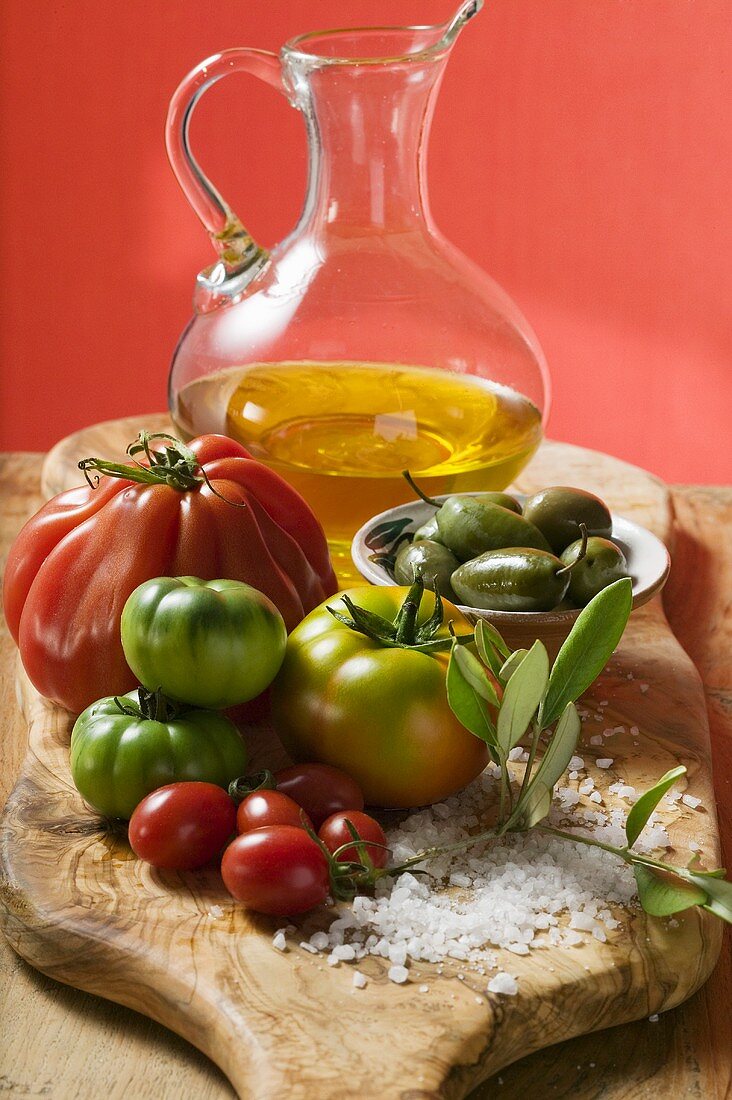 Frische Tomaten, Oliven, Salz und Olivenöl