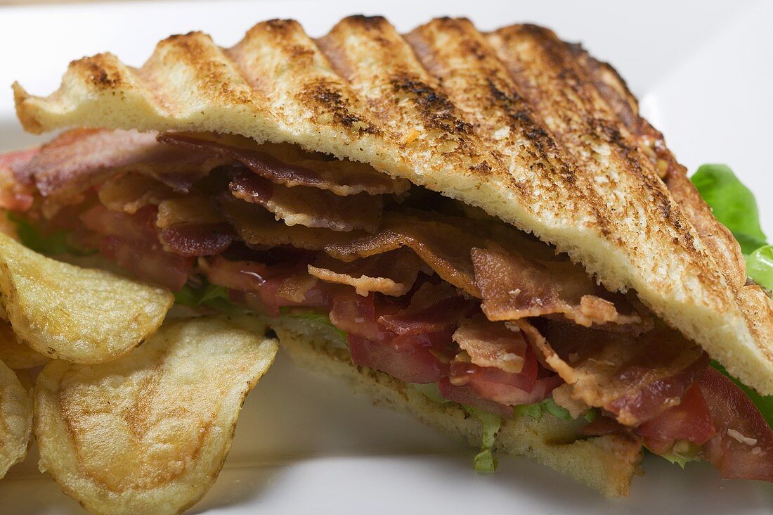 BLT-Sandwich, getoastet, mit Chips (Close Up)