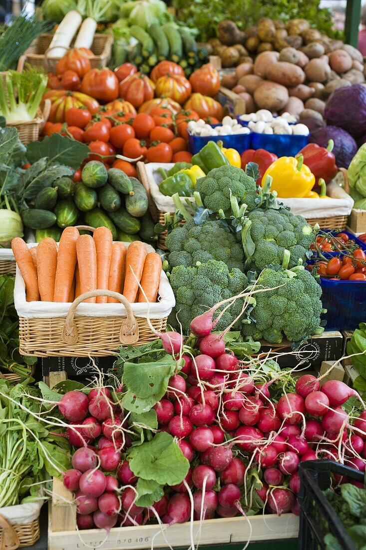Marktstand mit verschiedenen Gemüsesorten