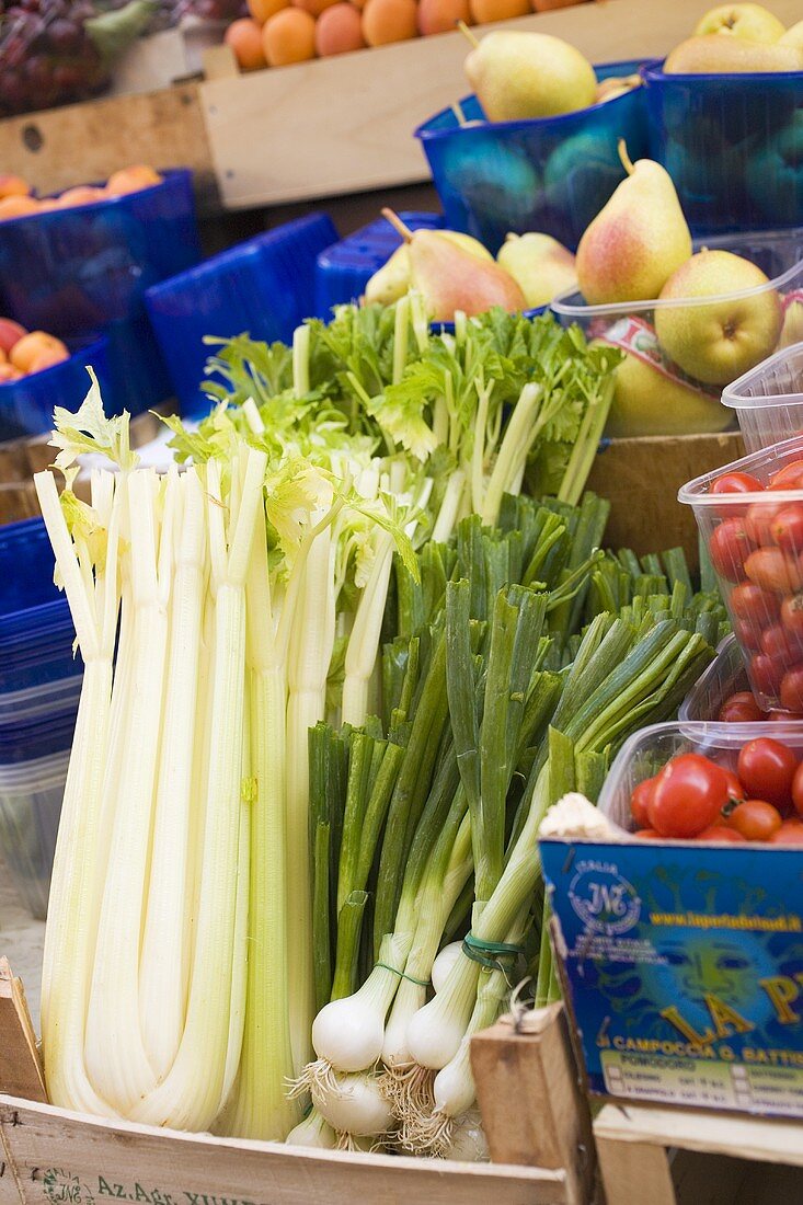 Frisches Gemüse und Obst auf dem Markt