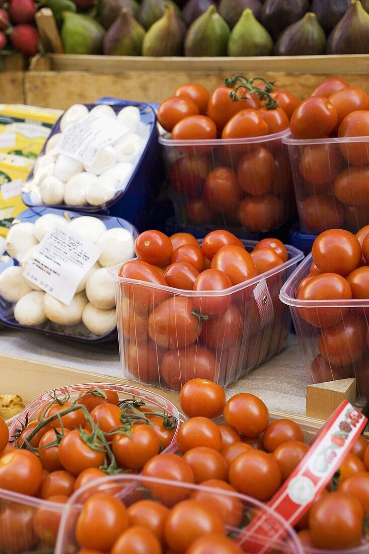 Tomaten und Champignons in Schalen auf dem Markt