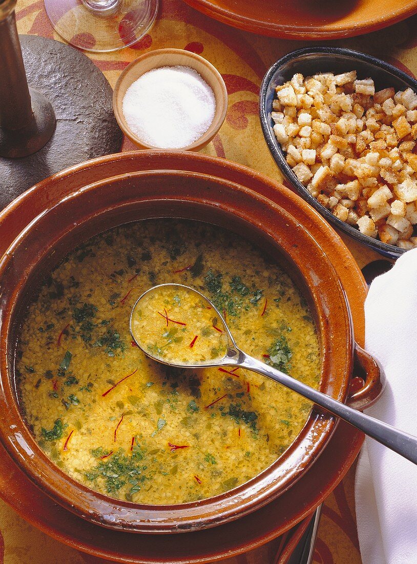 Safran-Mandel-Suppe mit Brotwürfeln