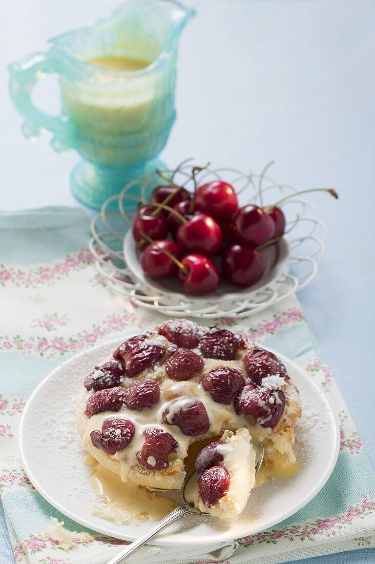 Kirschtörtchen mit Puderzucker und Vanillesauce