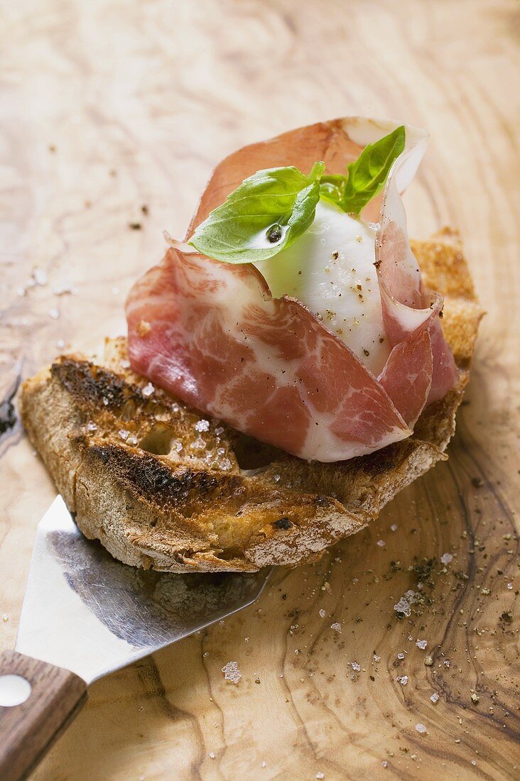 Crostini mit Parmaschinken, Mozzarella und Basilikum