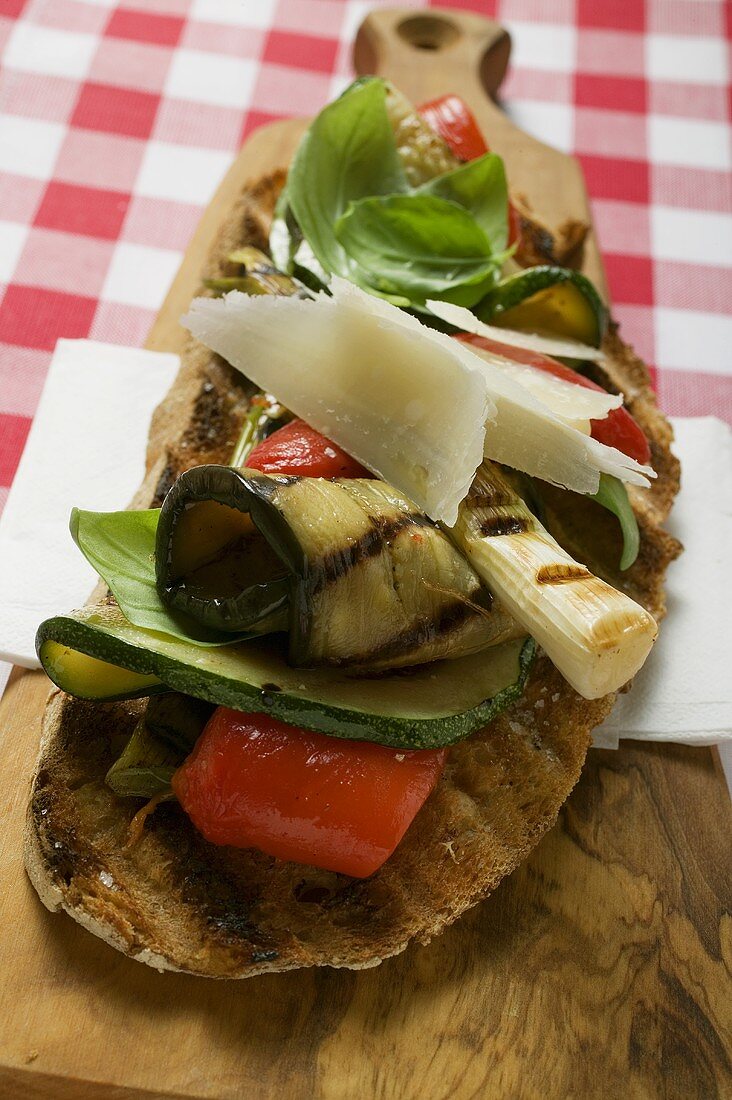 Crostini mit gegrilltem Gemüse, Parmesan und Basilikum