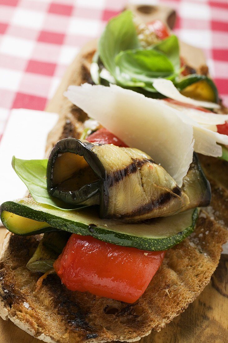 Crostini mit gegrilltem Gemüse, Parmesan und Basilikum