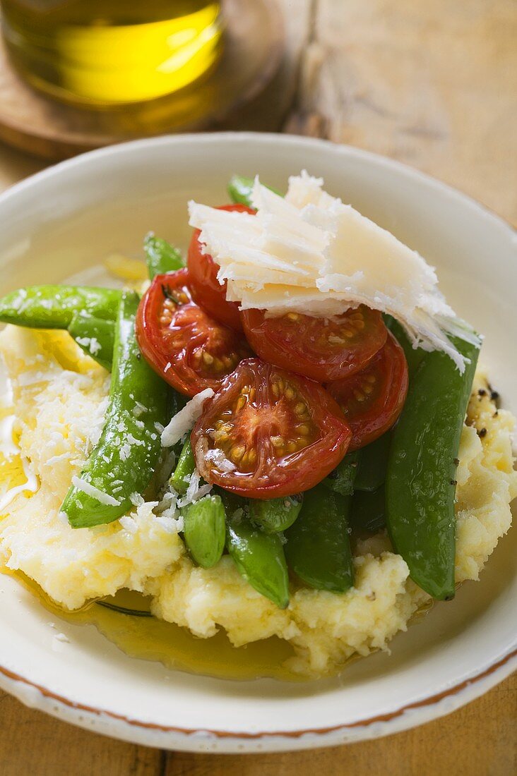 Kartoffelpüree mit Zuckerschoten, Tomaten, Parmesan, Olivenöl