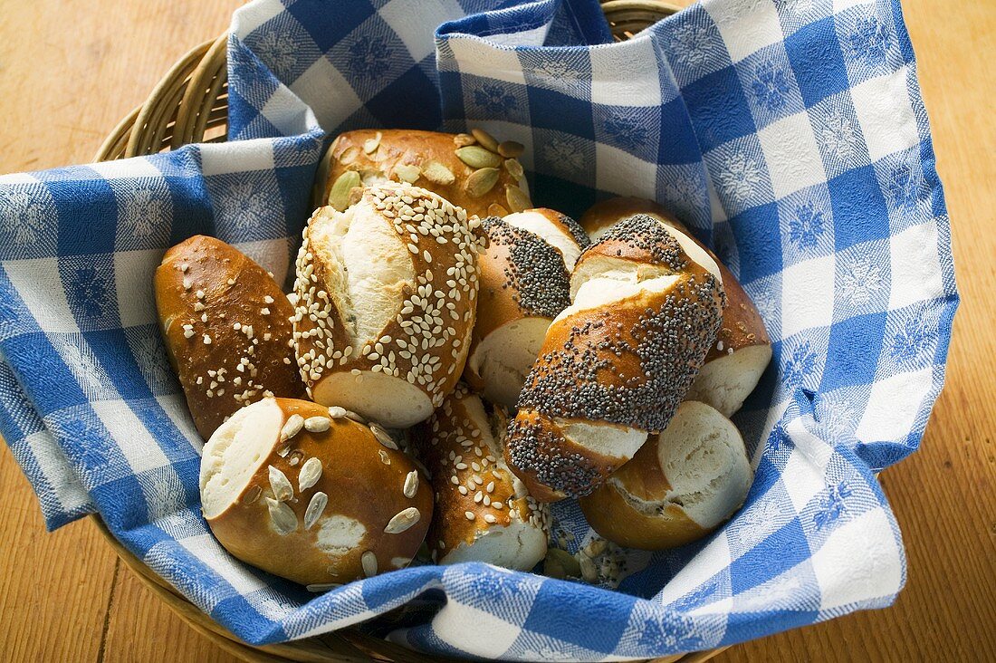 Verschiedene Laugenbrötchen im Brotkorb