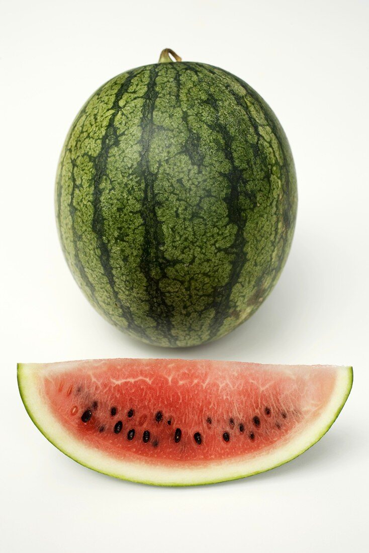 Ganze Wassermelone und eine Wassermelonenspalte