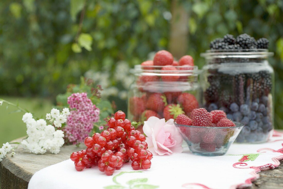 Frische Beeren auf rustikalem Tisch im Freien