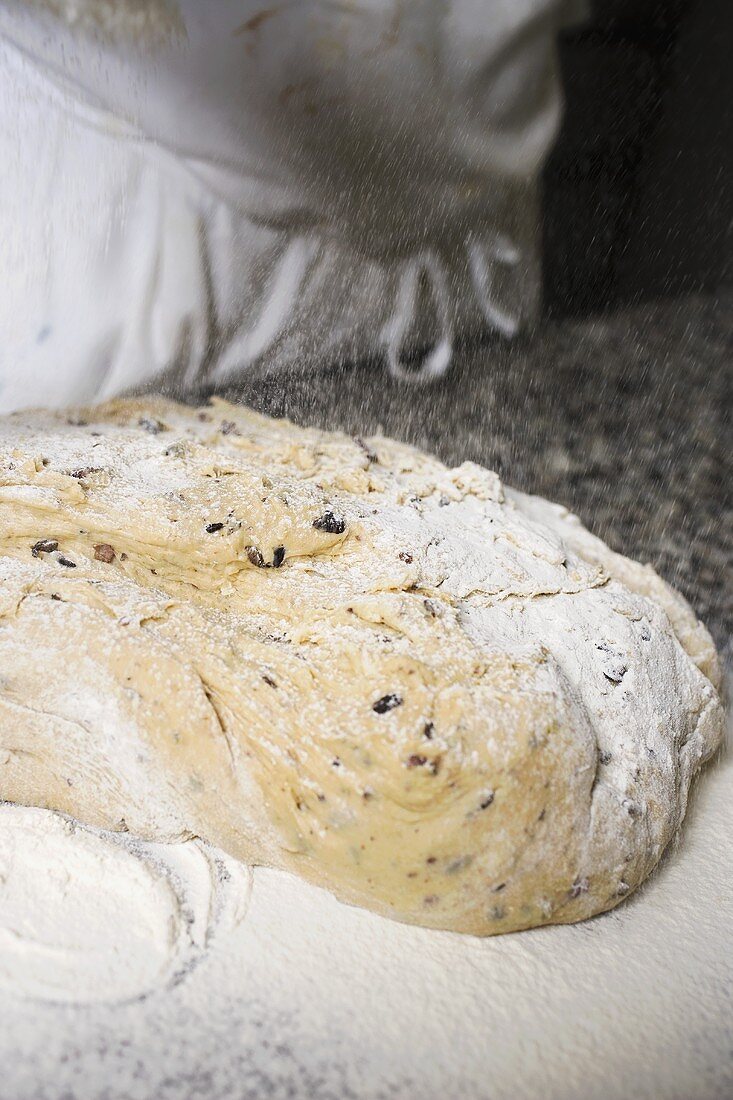 Olivenbrot zubereiten (mit Mehl bestreuen)