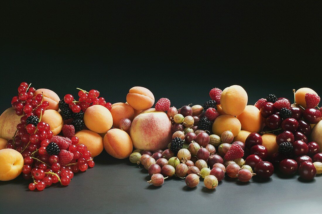 Obststillleben mit Steinobst und Beeren