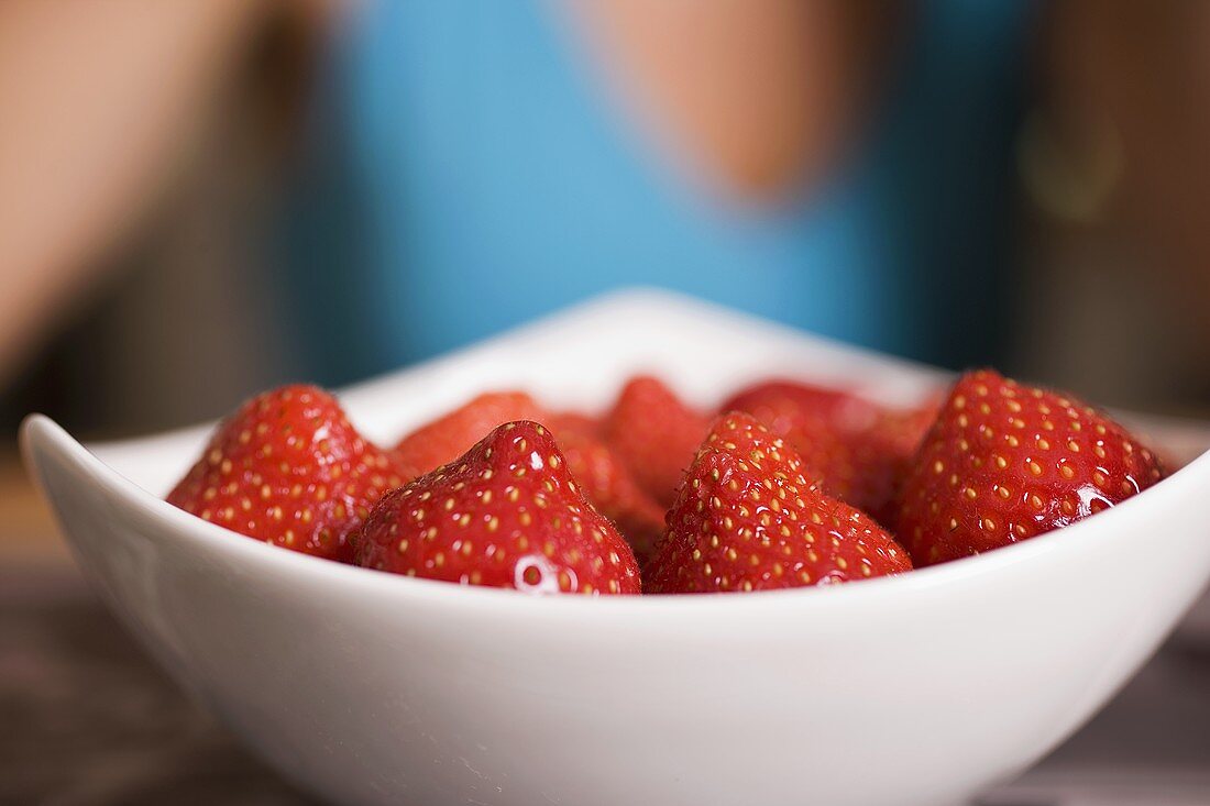 Erdbeeren in weisser Schale
