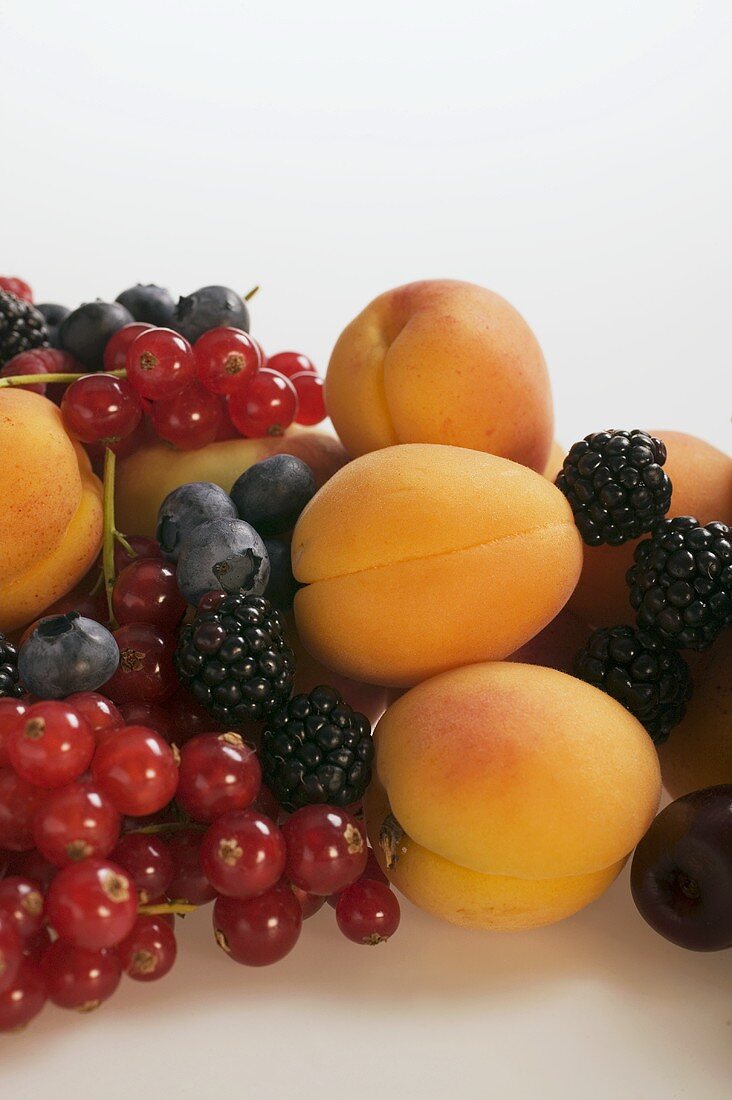 Obststillleben mit Aprikosen und Beeren
