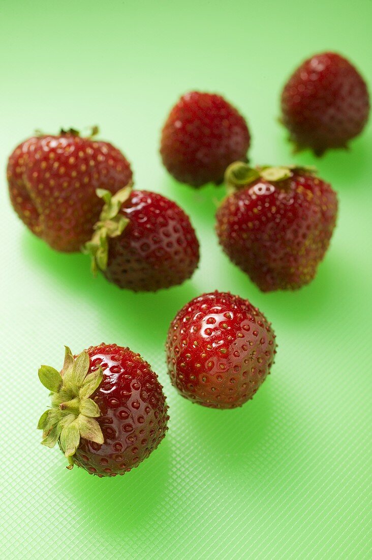 Mehrere Erdbeeren auf grünem Untergrund