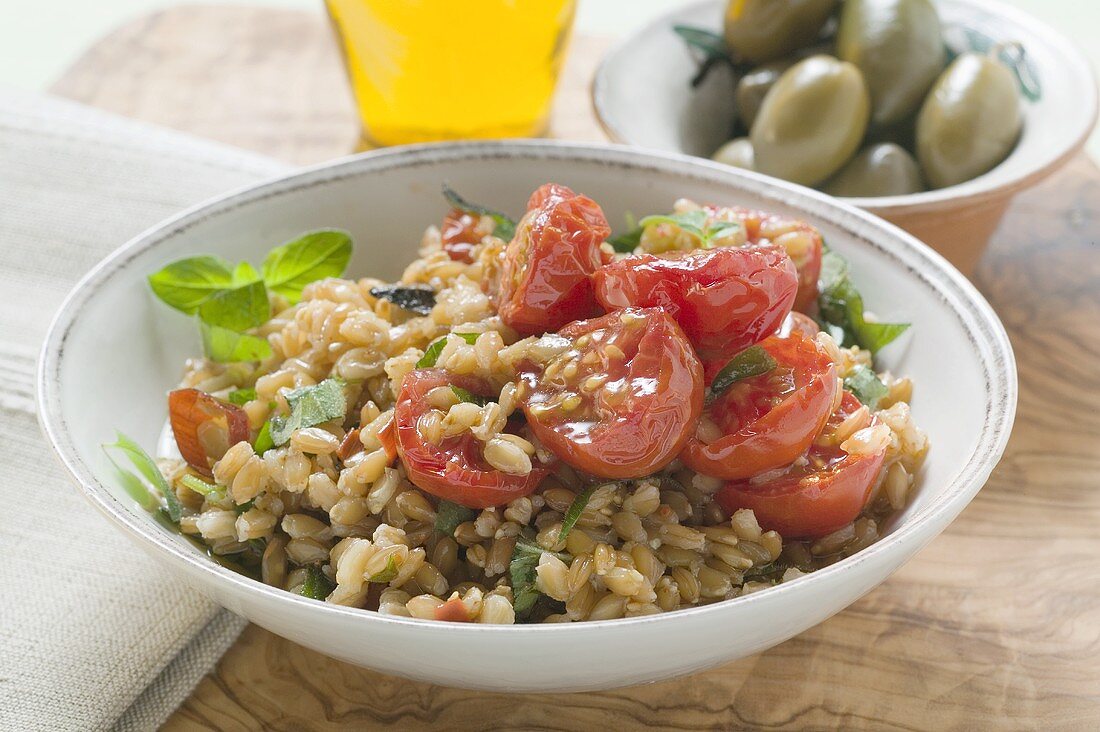 Emmer wheat salad with tomatoes and herbs (Italy)
