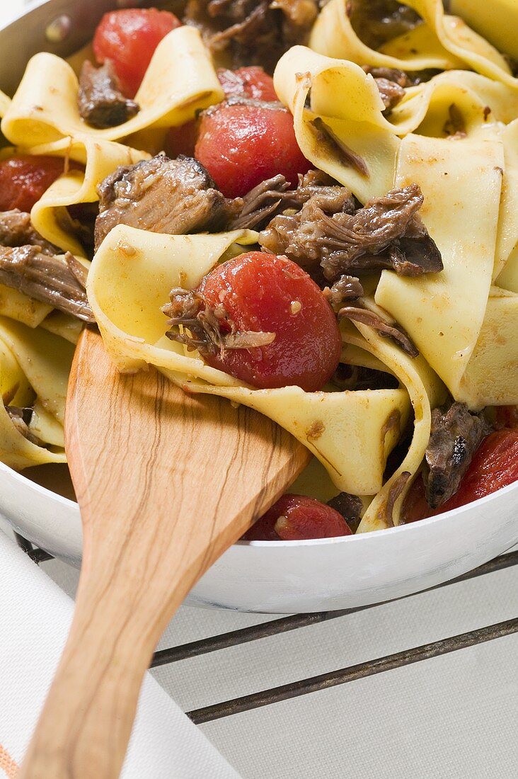 Pappardelle mit geschmortem Ochsenschwanz und Tomaten