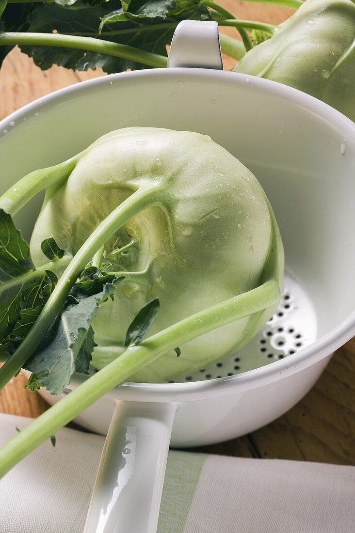 Kohlrabi mit Wassertropfen im Küchensieb