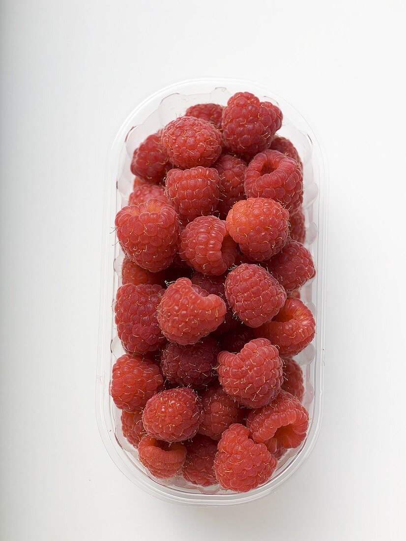 Raspberries in plastic punnet (overhead view)