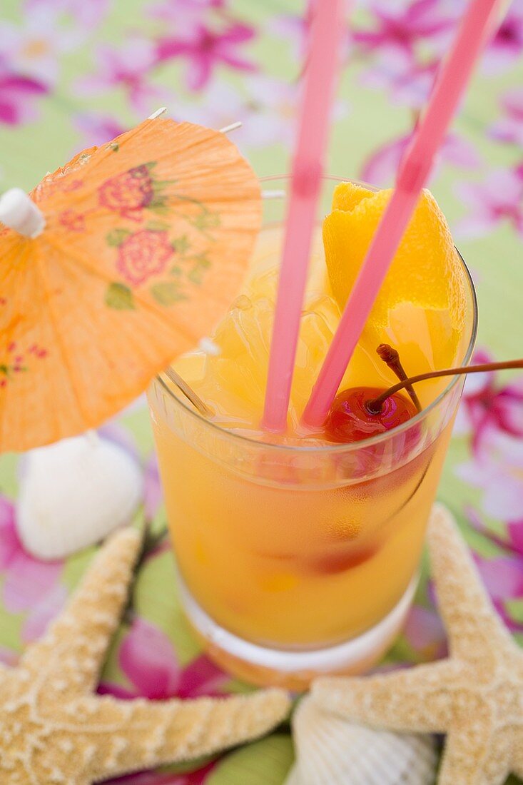 Fruchtiger Cocktail mit Zitronenschale und Kirschen