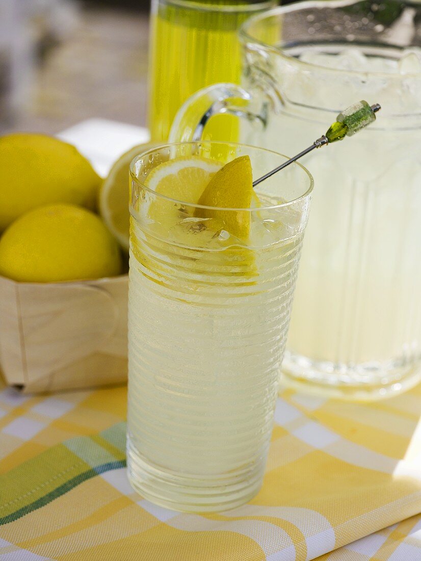 Zitronenlimonade im Glas und Krug