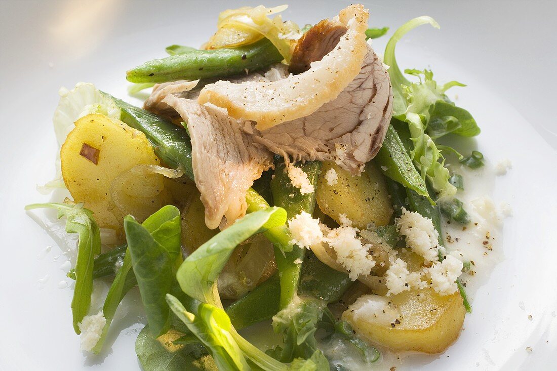 Salad leaves with potatoes and pork