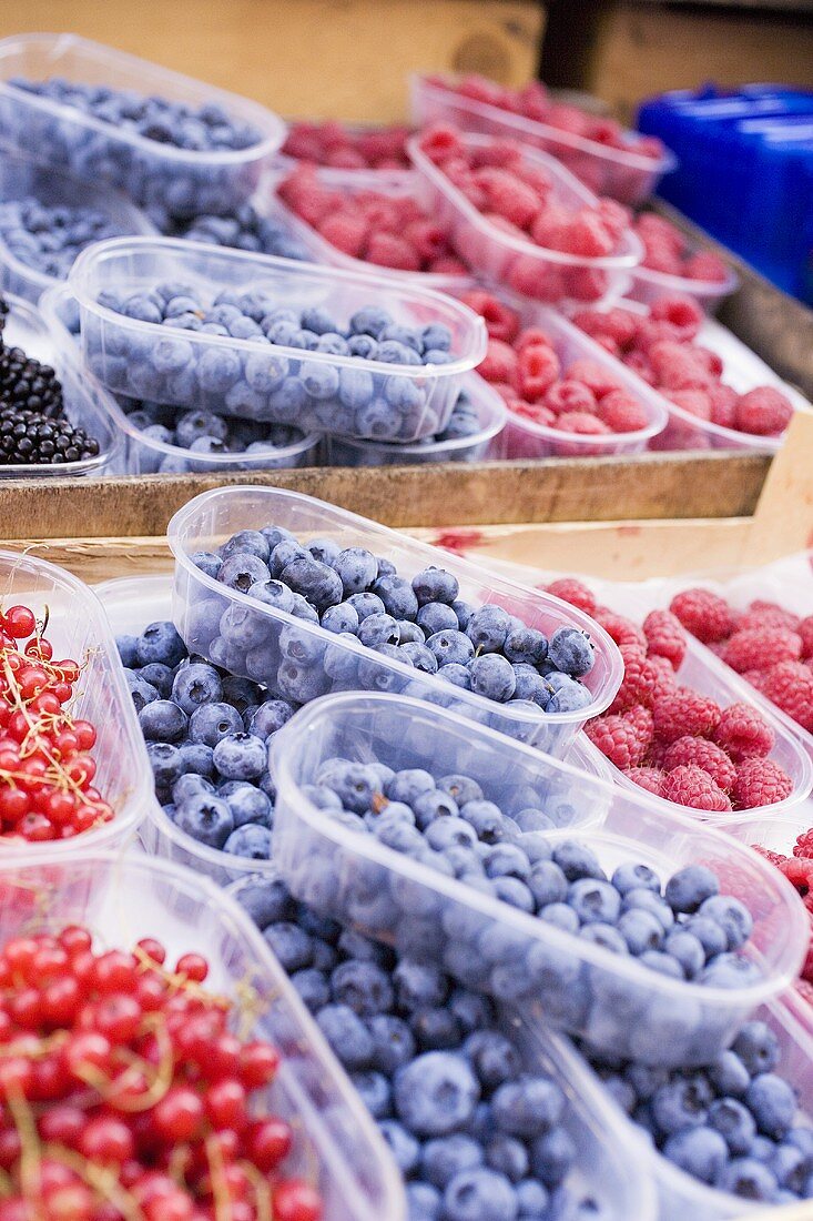 Verschiedene Beeren in Schalen auf dem Markt