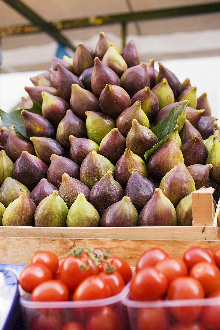 Figs and tomatoes at a market