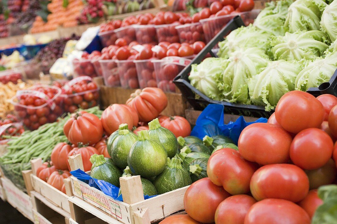 Marktstand mit frischem Gemüse und Salat