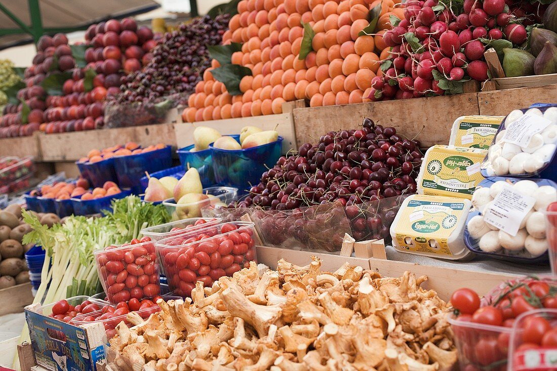 Marktstand mit frischem Gemüse, Pilzen und Obst