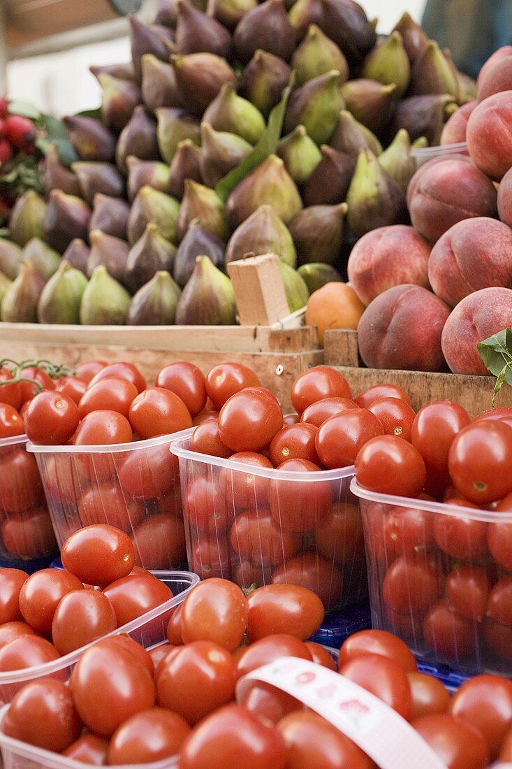 Tomaten, Feigen und Pfirsiche auf dem Markt