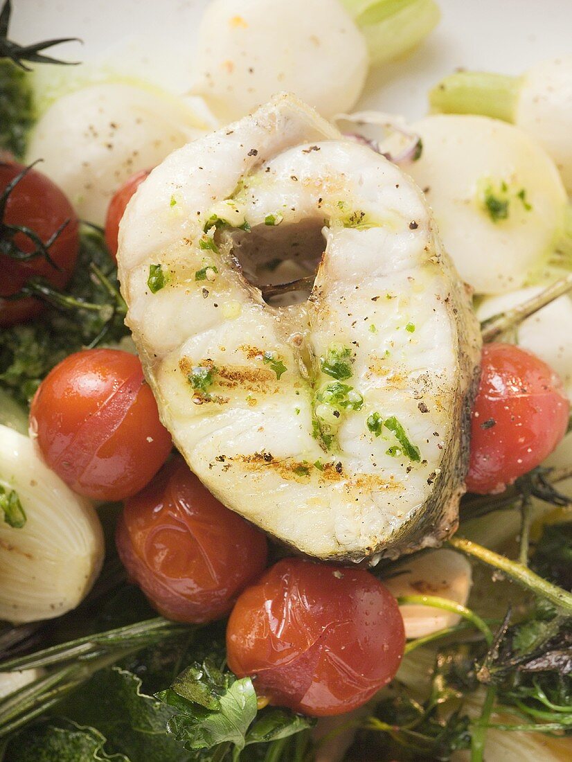 Gegrilltes Wolfsbarschkotelett auf gebratenen Kirschtomaten