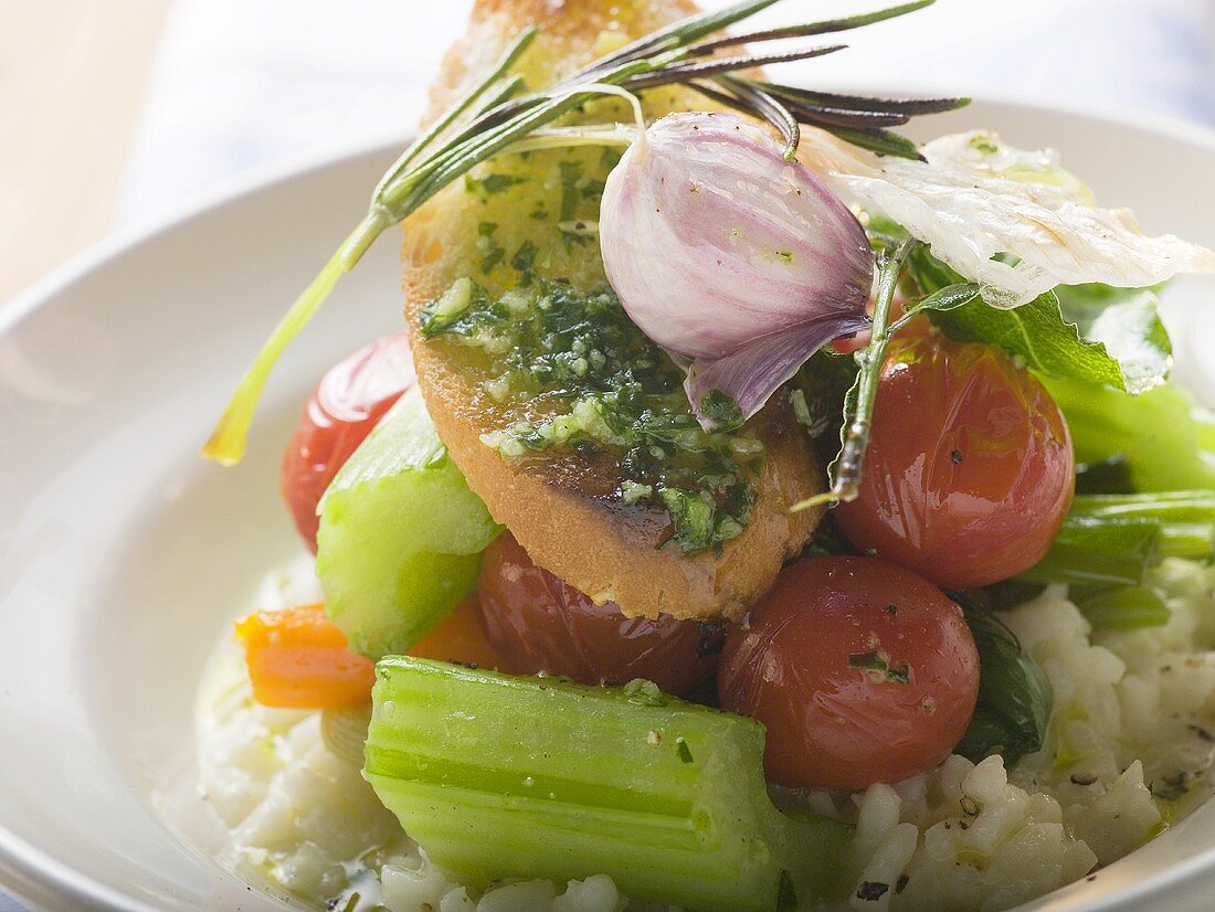 Risotto mit Gemüse, Crostini, Pesto und Rosmarin