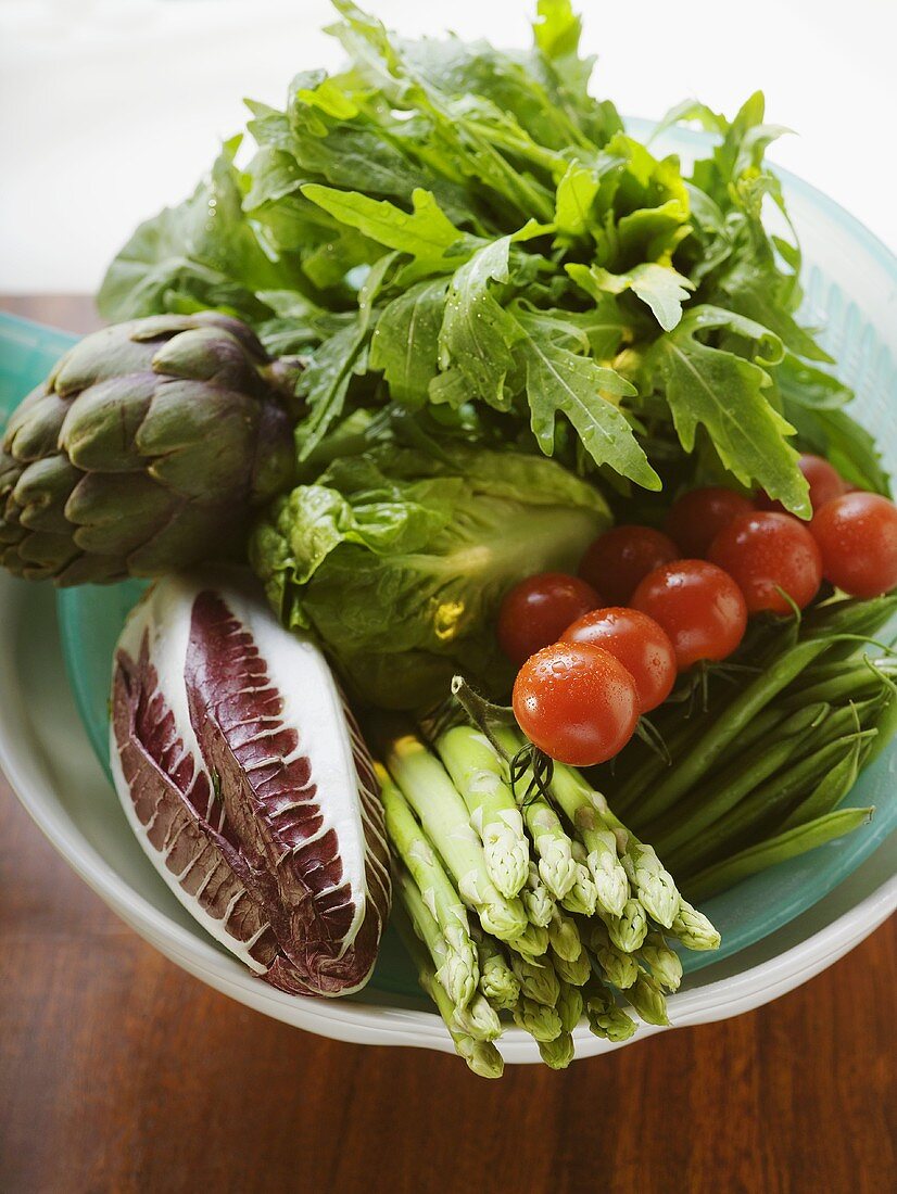Frisches Gemüse in Plastikschüssel