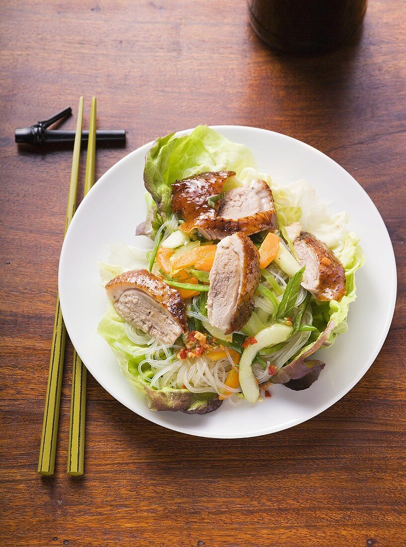 Lettuce with roast duck breast, vegetables, glass noodles (Asia)