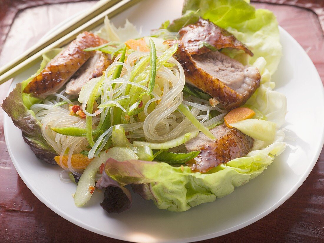 Lettuce with roast duck breast, vegetables, glass noodles (Asia)