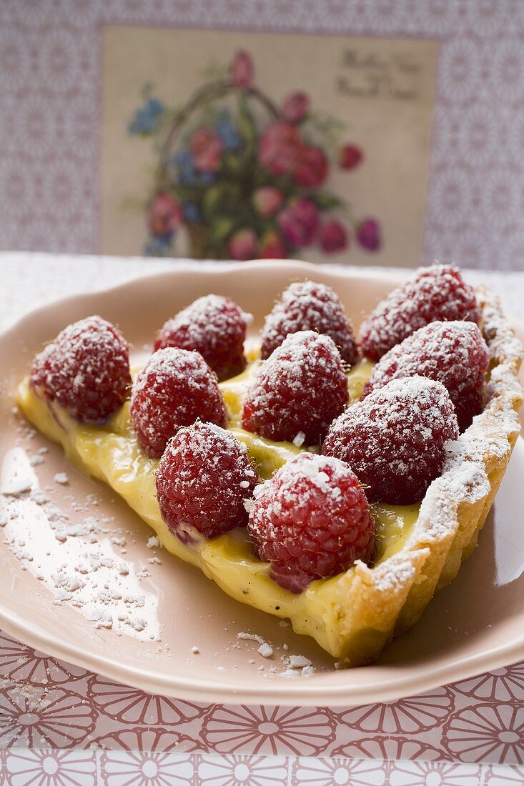 Stück Himbeertarte mit Vanillecreme