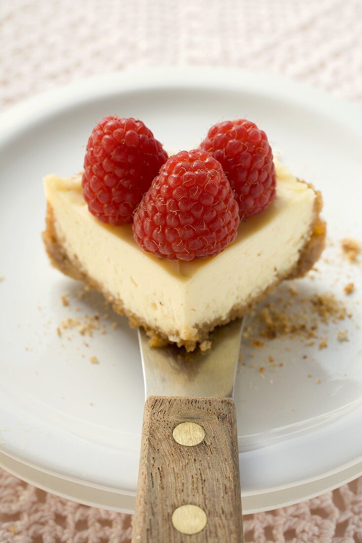 Stück Käsekuchen mit Himbeeren