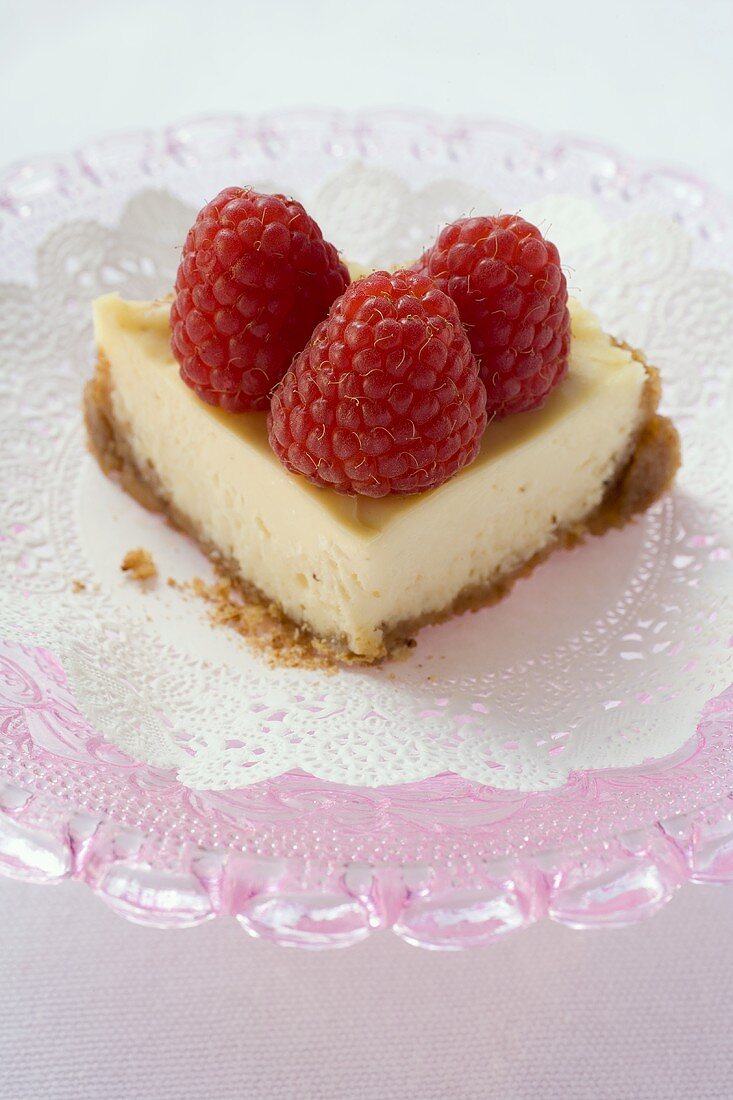 Stück Käsekuchen mit Himbeeren