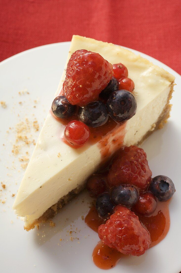 Stück Käsekuchen mit Beeren