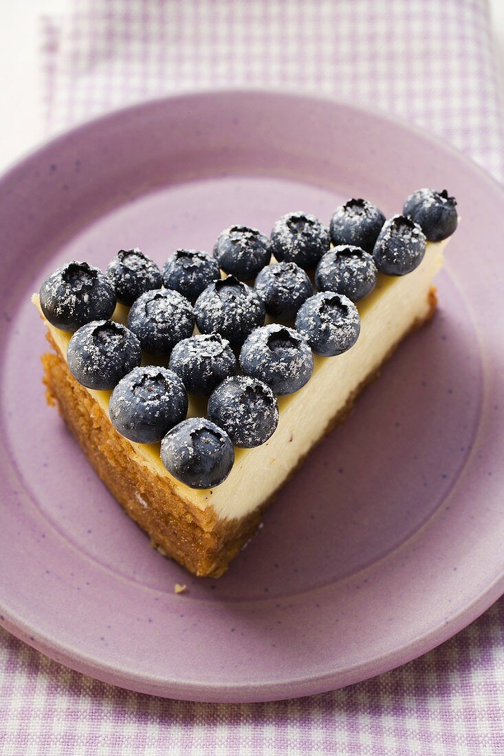 Stück Käsekuchen mit Heidelbeeren