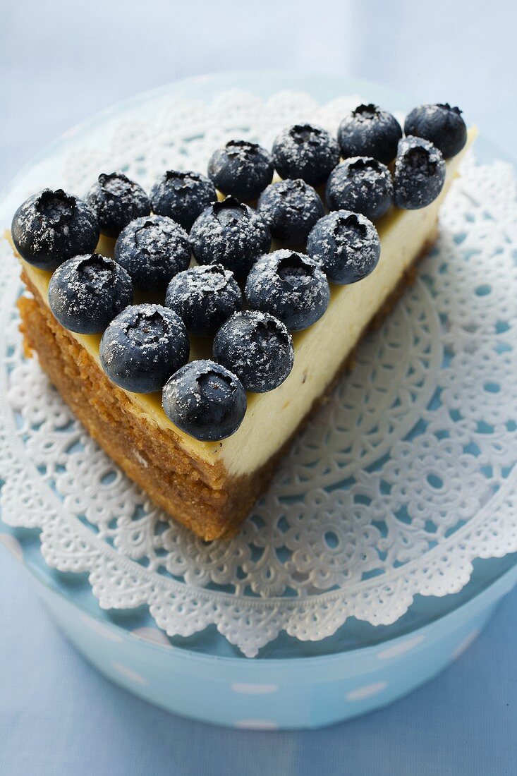 Stück Käsekuchen mit Heidelbeeren