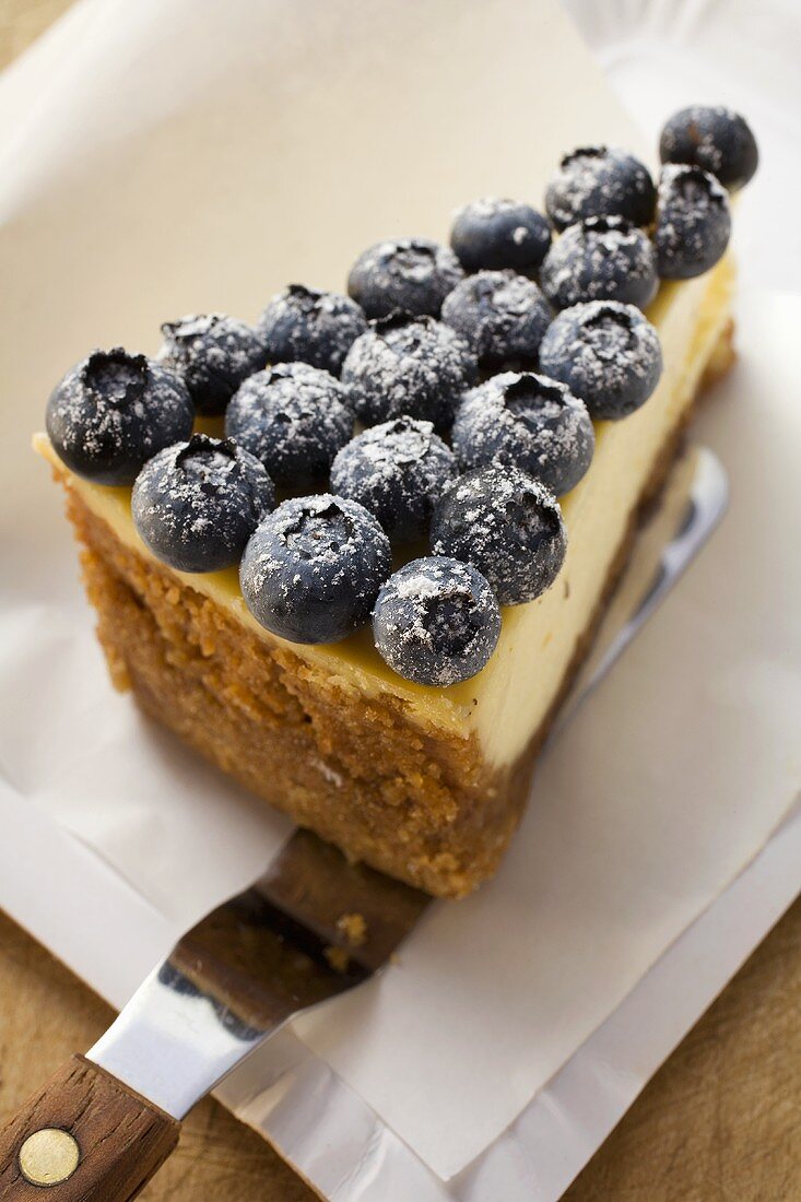 Stück Käsekuchen mit Heidelbeeren