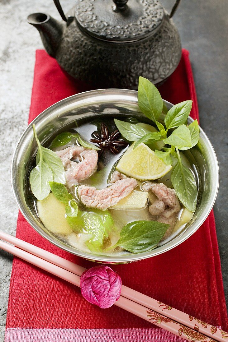 Huhn-Zitronengras-Suppe mit Limetten, Thaibasilikum (Asien)