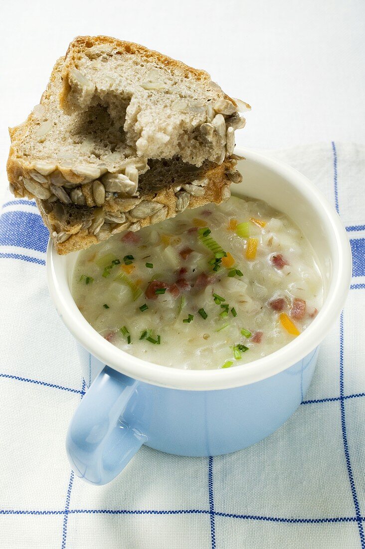 Graupensuppe mit Speck und Brot