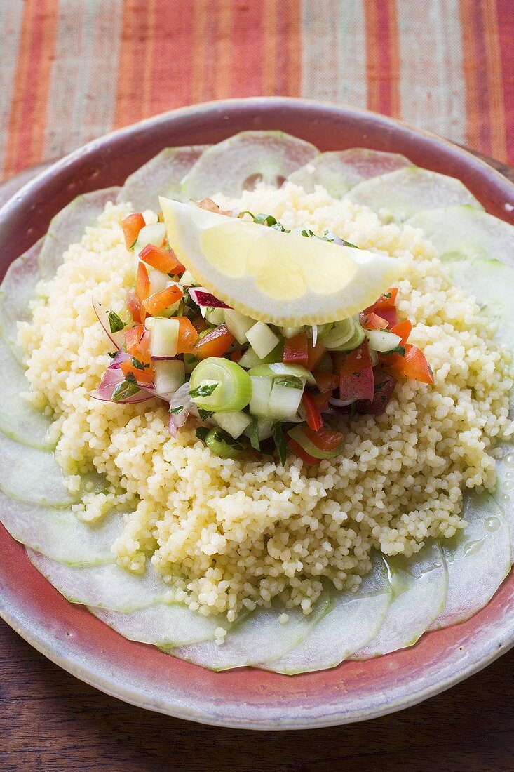 Couscous auf Gurkenscheiben mit Zwiebeln, Lauch und Paprika