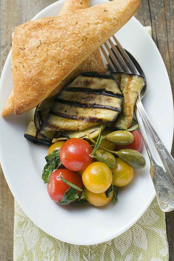 Gegrillte Auberginen mit Kirschtomaten, Kapern, Fladenbrot